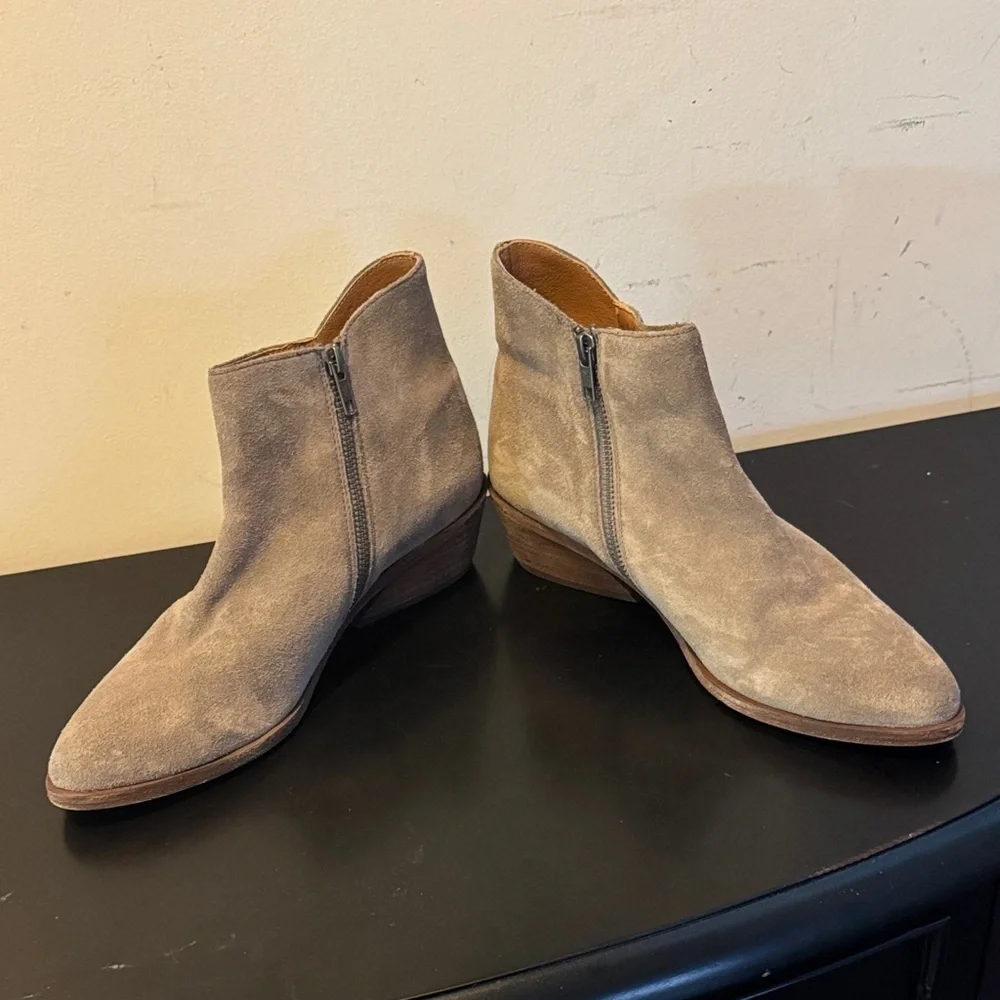 LIKE NEW Frye Taupe Suede Ankle Booties